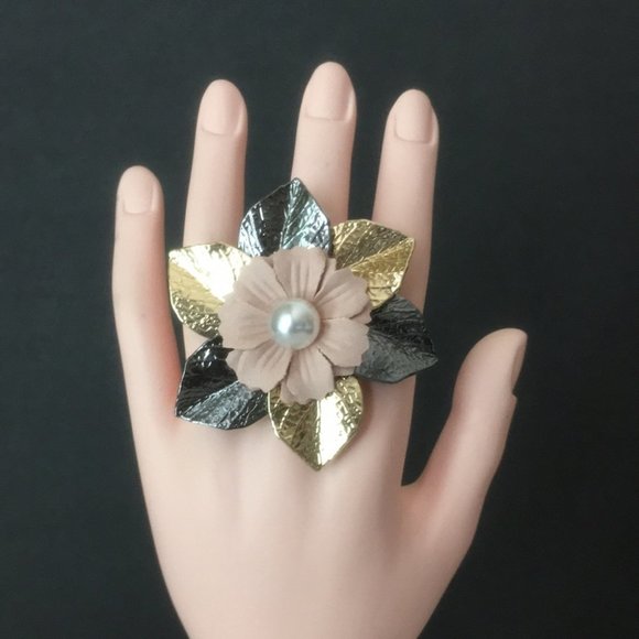 Awesome Flower Cocktail Ring - Picture 1 of 10